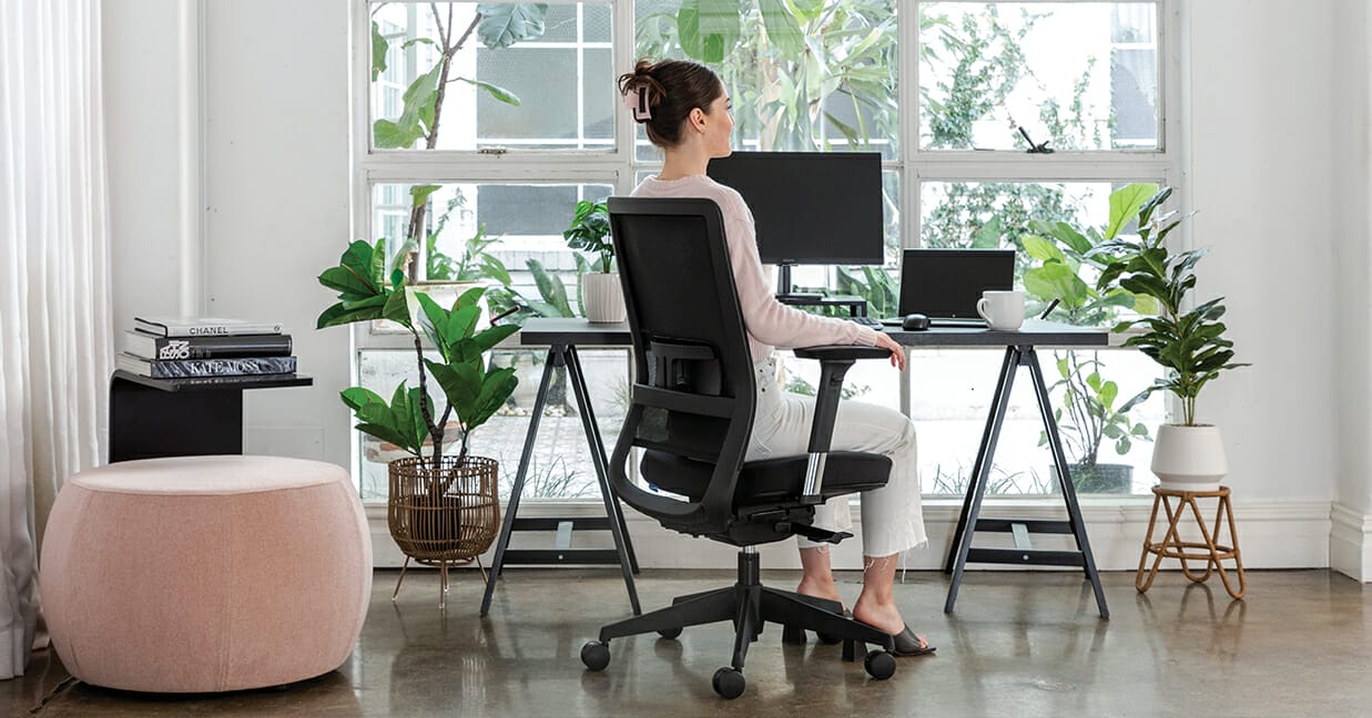 Buro Alto chair with ergonomic desk accessories