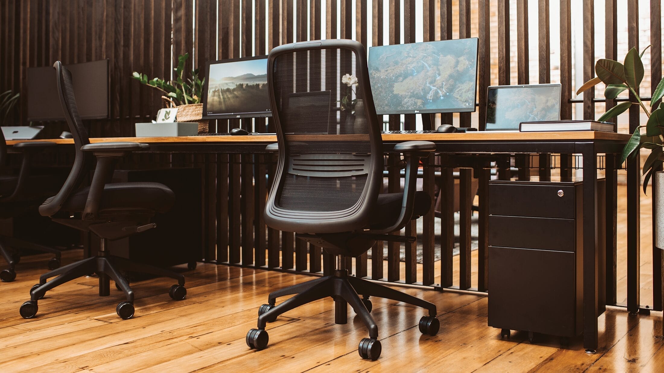 Konfurb Luna_Black_4DArms_KON150A-153_Office Scene_01_MR Konfurb Luna Office Furniture Solution